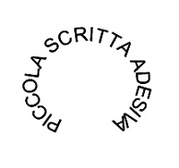 piccola scritta adesiva